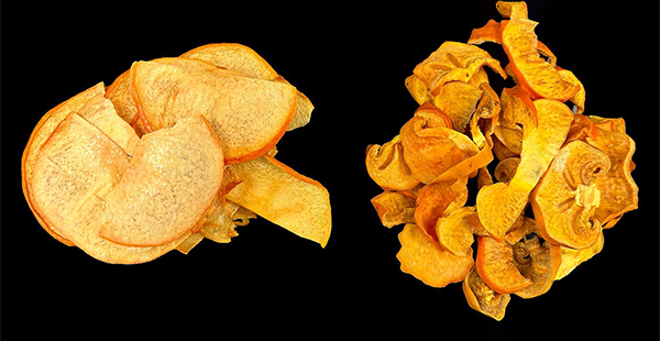 Freeze-dried (left) and dehydrated (right) slices of persimmon.